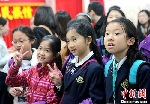 1月2日，来自北京大学附属小学的37位小朋友在台北与当地民族、民生、敦化三所公立小学的伙伴们一起交流。当天，第十五届海峡两岸和平小天使互访交流活动(台北段)开营仪式在台北民族小学举行。随后，大陆小学生与台北三所小学的伙伴一起参与数学、体育、书画等课程活动。 中新社记者 黄少华 摄