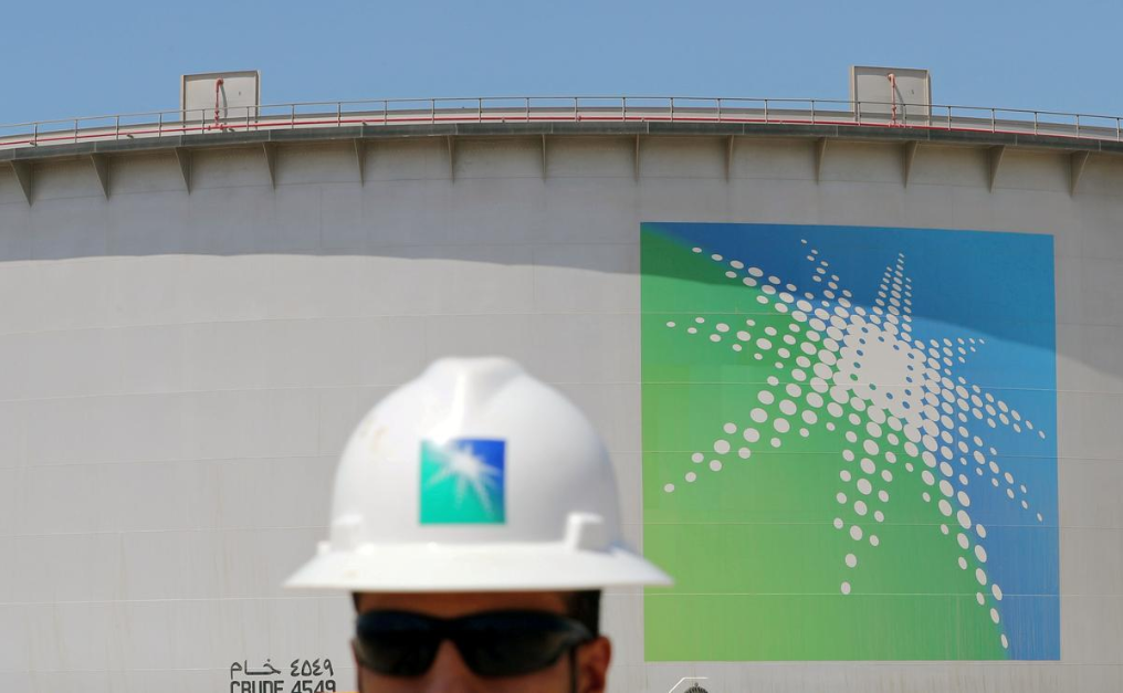 2018年5月21日，一名阿美公司员工在沙特阿美公司位于沙特阿拉伯的Ras Tanura炼油厂和石油码头的油罐附近走动。图片摄于2018年5月21日。路透社.png